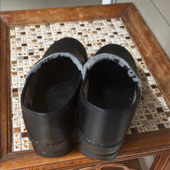 Dansko Clogs, good shape other than the frayed inside please see pictures size39 - Picture 2 of 3